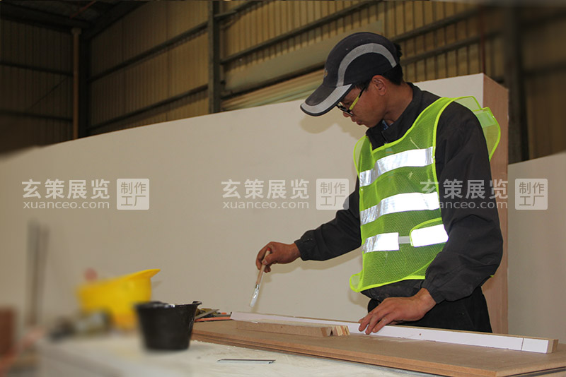 草莓视频污片展览工厂工人